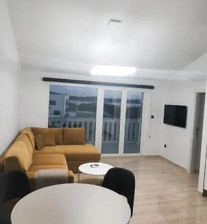 Zvoncica Deluxe 보디체