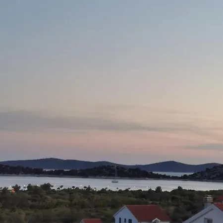 Zvoncica Deluxe 보디체